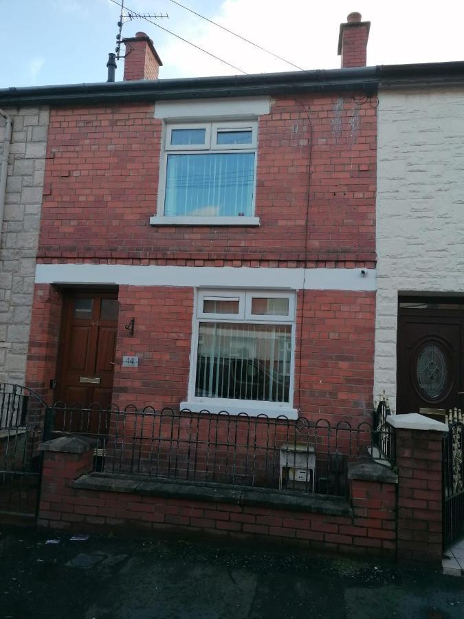 Maire Toireasa - Cosy Refurbished Property In The Gaeltacht Quarter Belfast Esterno foto